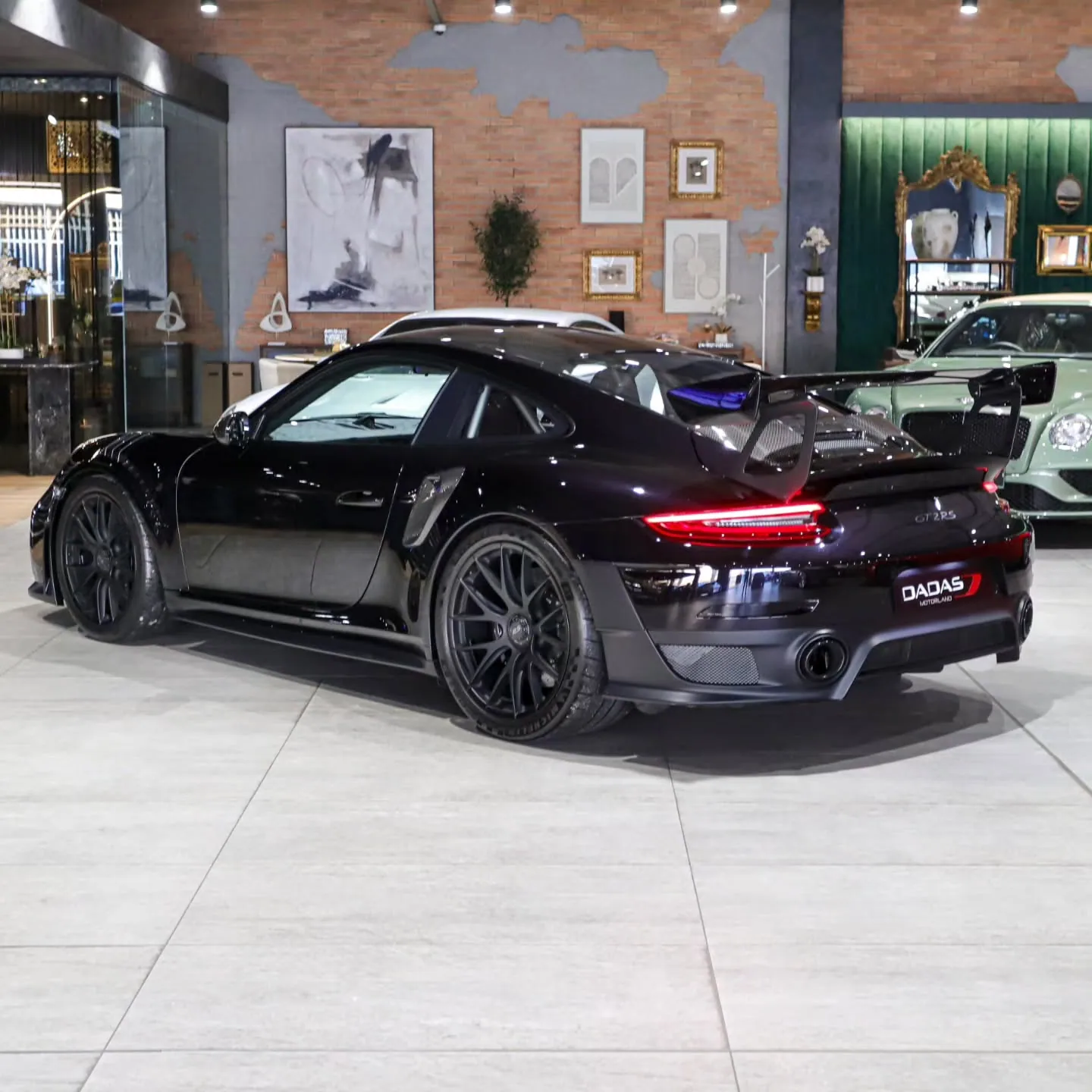 Porsche 911 GT2 RS · Showroom floor